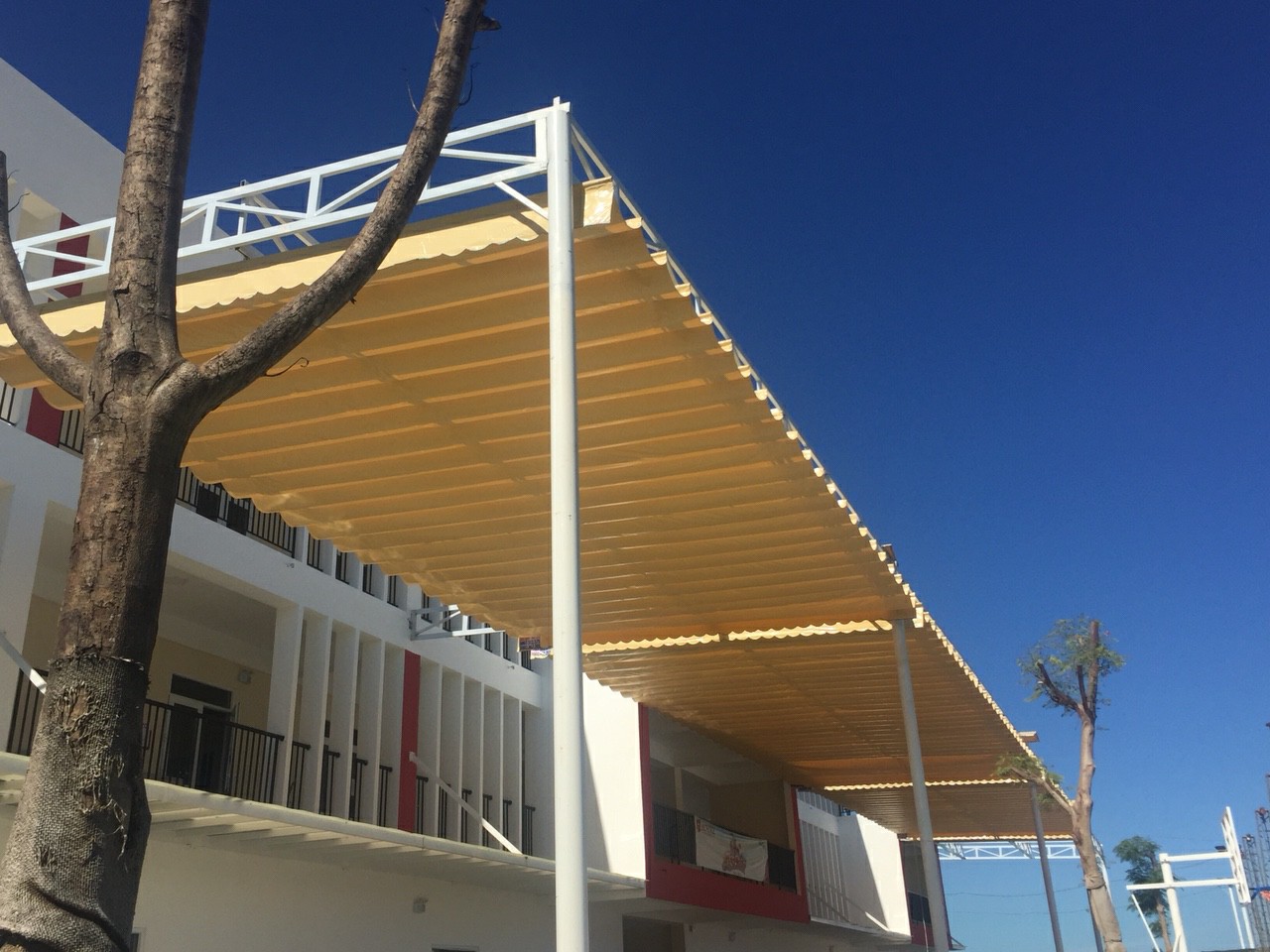 Địa chỉ có giá bạt cuốn mái hiên cạnh tranh nhất trên thị trường