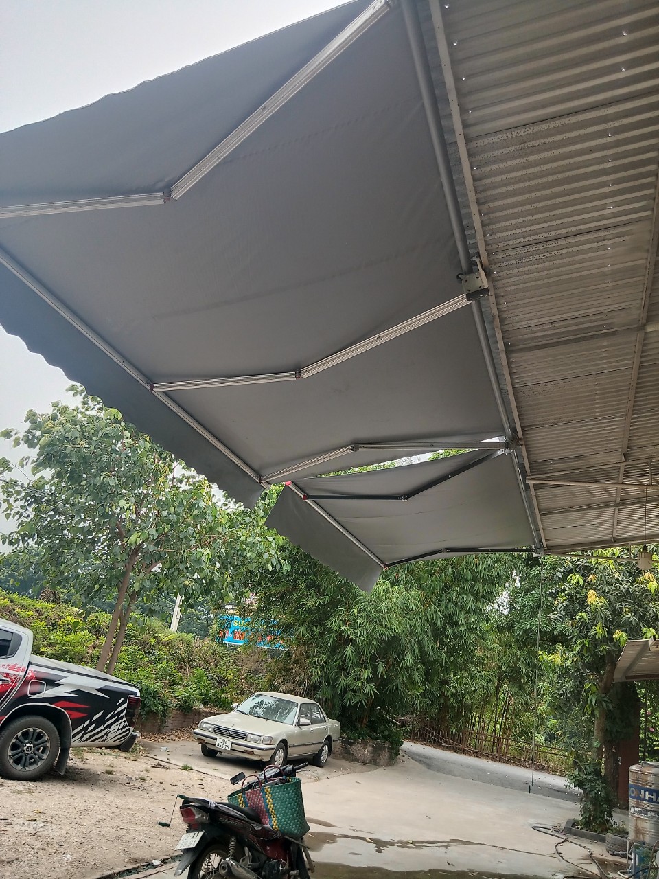 Lắp đặt bạt che tự cuốn, mái hiên thả tự cuốn giá rẻ, chất lượng