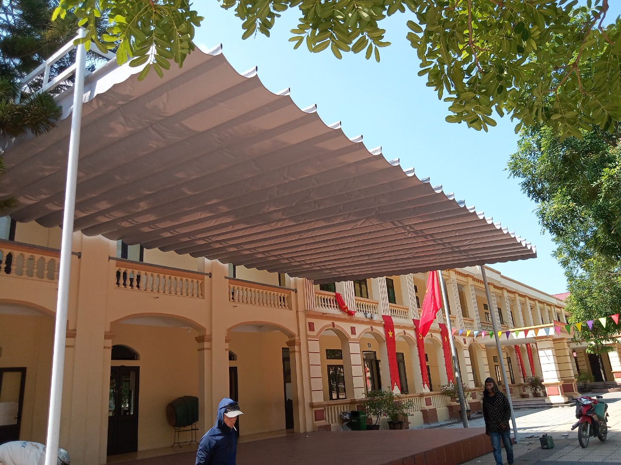 Đơn vị lắp đặt mái hiên di động Hà Nội giá rẻ uy tín