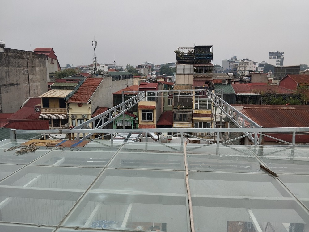 Đơn vị lắp đặt mái hiên giá rẻ Hà Nội chuyên nghiệp uy tín 5 z5073268352560 333b04fa3cd4372bd45e5cd2b4c53157 1